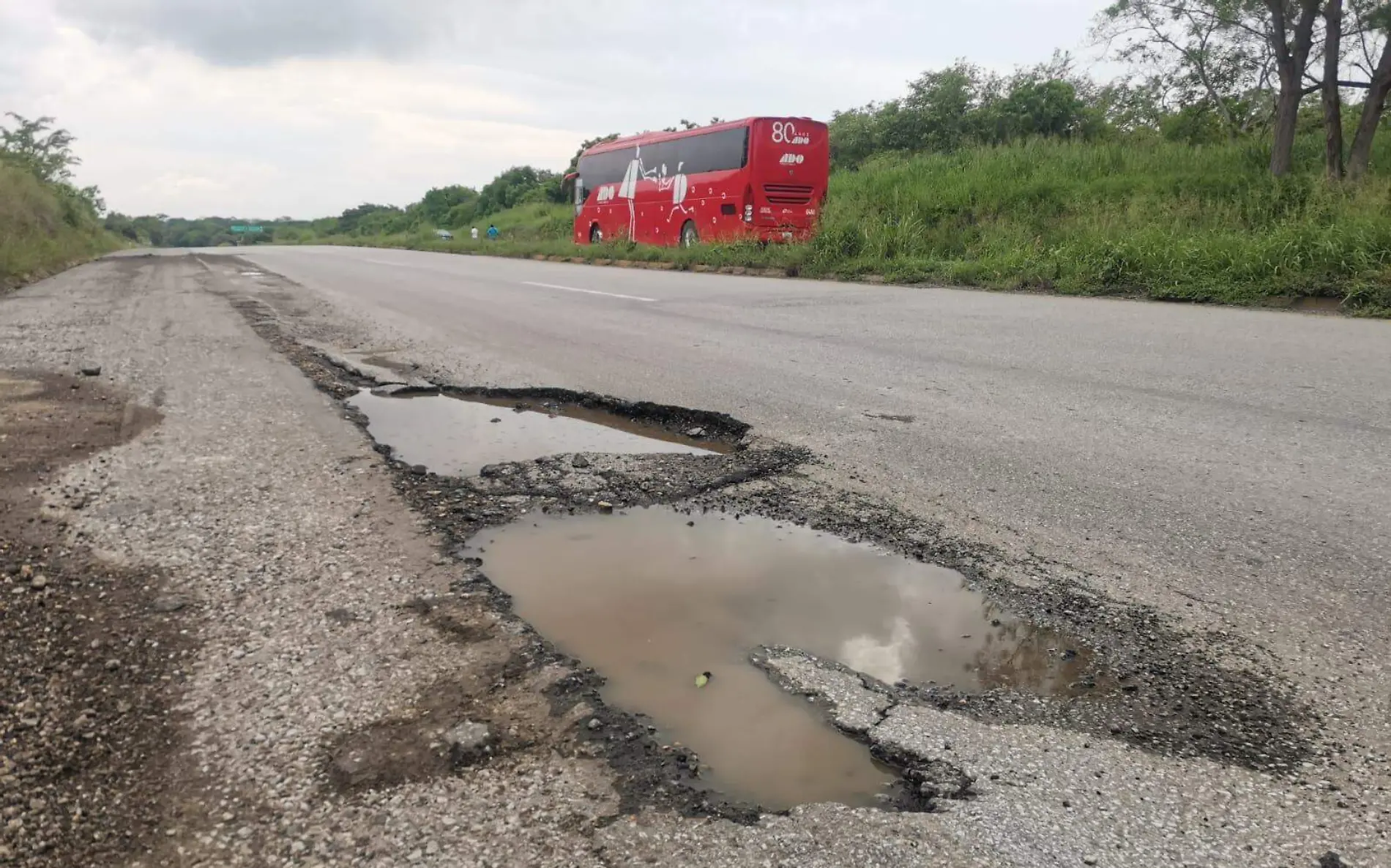 Autopista del puente Tampico un serio riesgo por los enormes baches Alfredo Márquez (1)